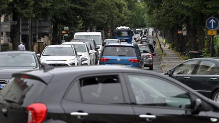 Ein Stau in der Jägerallee im Sommer vor einem Jahr, auch hier hatte es eine Sperrung der Alleestraße gegeben.