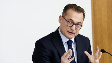 Joachim Nagel, Bundesbank-Präsident, sieht keine Evidenz dafür, dass große Firmen Deutschland verlassen und sich verstärkt im Ausland ansiedeln.
