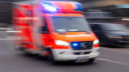 Ein Rettungswagen fährt mit Blaulicht zum Einsatz.
