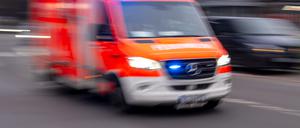 Ein Rettungswagen fährt mit Blaulicht zum Einsatz.