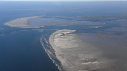 Blick auf Sandbänke im nordfriesischen Wattenmeer.