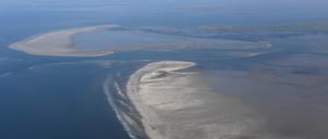 Blick auf Sandbänke im nordfriesischen Wattenmeer.