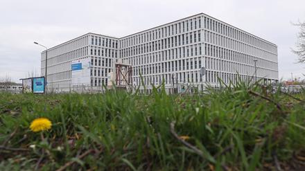 Das neue Hauptgebäude der Bundespolizei in Potsdam: Sieht fast fertig aus, ist aber nicht bezugsfähig. 