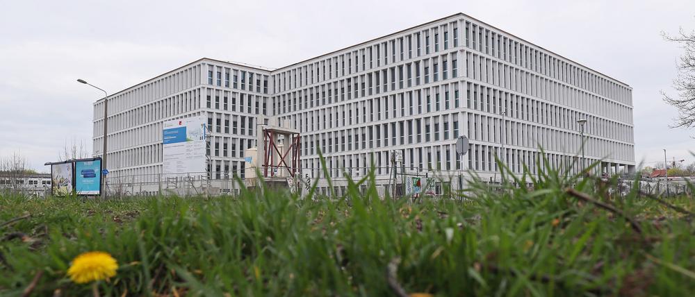 Das neue Hauptgebäude der Bundespolizei in Potsdam: Sieht fast fertig aus, ist aber nicht bezugsfähig. 