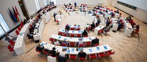 Am 22. September wird ein neuer Landtag gewählt. 14 Listen von Parteien und Wählervereinigungen wurden zugelassen. 