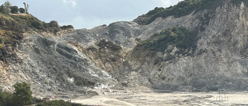 Das Vulkanfeld Solfatara in der Kleinstadt Pozzuoli im Westen der italienischen Millionenmetropole Neapel.  