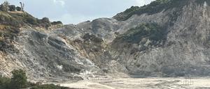 Das Vulkanfeld Solfatara in der Kleinstadt Pozzuoli im Westen der italienischen Millionenmetropole Neapel.  