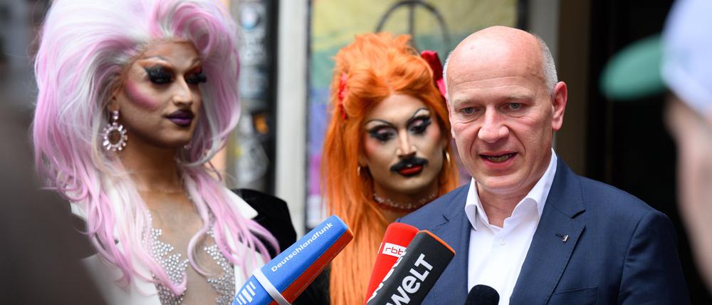 Kai Wegner (r., CDU), Regierender Bürgermeister von Berlin, besucht das israelisch-palästinensische Restaurant „Kanaan“ und äußert sich zu den Vorkommnissen. 