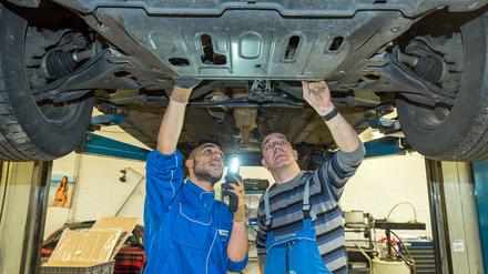 23.500 junge Leute begannen 2024 die Ausbildung zum Kfz-Mechatroniker. 