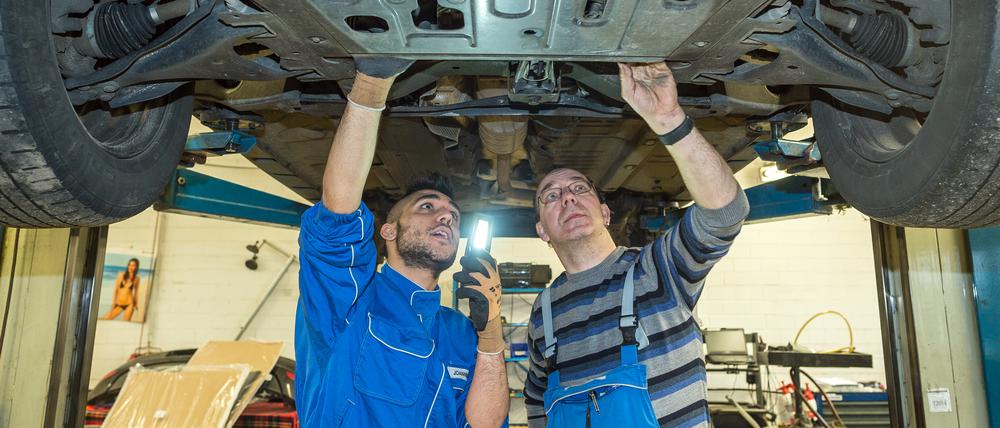 23.500 junge Leute begannen 2024 die Ausbildung zum Kfz-Mechatroniker. 