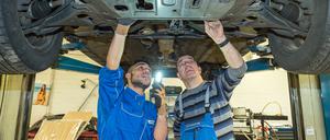 23.500 junge Leute begannen 2024 die Ausbildung zum Kfz-Mechatroniker.