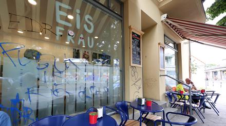 Erneut wurde  das Ladengeschäft der „Eisfrau“ in Potsdam- Babelsberg beschmiert.