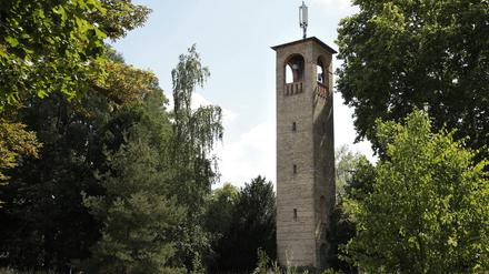 Der Persiusturm in der Bornimer Feldflur.