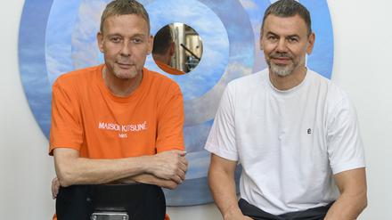 Die Künstler Michael Elmgreen (li.) und Ingar Dragset vor einem Wolkengemälde, eines ihrer „Sky targets“.