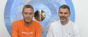 Die Künstler Michael Elmgreen (li.) und Ingar Dragset vor einem Wolkengemälde, eines ihrer „Sky targets“.