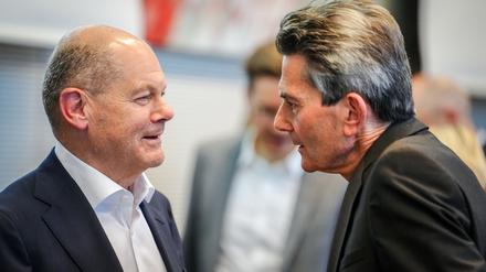 Bundeskanzler Olaf Scholz (SPD) und SPD-Fraktionschef Rolf Mützenich vor Beginn der Sonder-Fraktionssitzung der SPD im Bundestag Anfang Juli. 