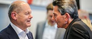 Bundeskanzler Olaf Scholz (SPD) und SPD-Fraktionschef Rolf Mützenich vor Beginn der Sonder-Fraktionssitzung der SPD im Bundestag Anfang Juli. 