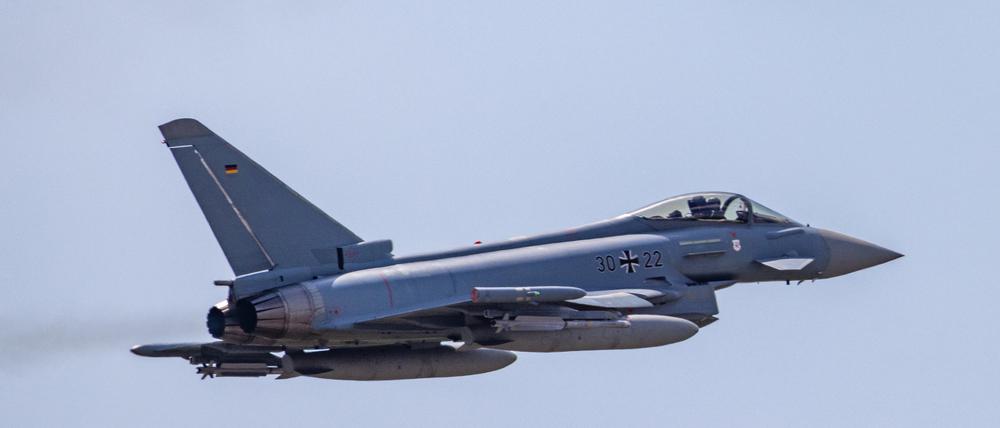 ARCHIV - 08.06.2024, Sachsen-Anhalt, Holzdorf-Schönewalde: Kampfflugzeuge vom Typ Eurofighter fliegen am Tag der Bundeswehr eine Übung am Fliegerhorst Holzdorf. (zu dpa: «Luftwaffe meldet Rekordflug · 8600 km mit dem Eurofighter») Foto: Frank Hammerschmidt/dpa +++ dpa-Bildfunk +++
