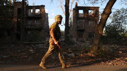 Ukrainischer Soldat im schwer zerstörten Tschassiw Jar