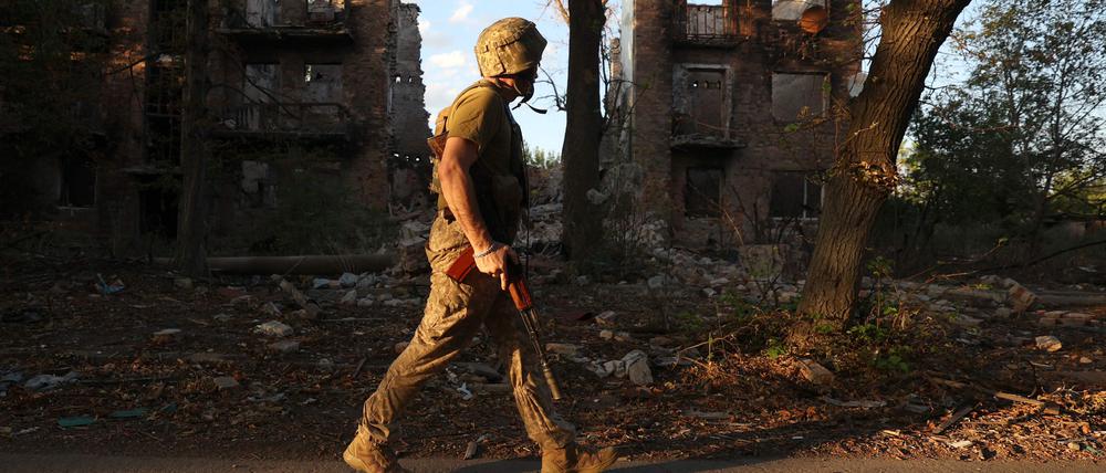 Ein ukrainischer Soldat im schwer zerstörten Tschassiw Jar.