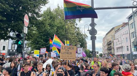 Die Demonstration setzt sich am Karl-Marx-Platz in Bewegung.