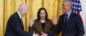 Kamala Harris, Vizepräsidentin der USA, reagiert auf den Handschlag von Joe Biden (links), Präsident der USA, und Barack Obama, ehemaliger Präsident der USA, bei einem Treffen im East Room des Weißen Hauses vor zwei Jahren.