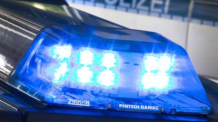 Blaulicht leuchtet auf dem Dach eines Polizeiwagens. (Symbolbild)
