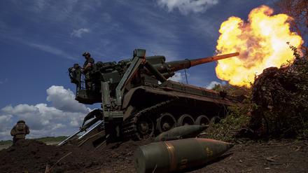 Ukrainische Soldaten der 43. Artilleriebrigade feuern mit einer Panzerhaubitze 2S7 auf russische Stellungen an der Frontlinie in der Region Donezk.