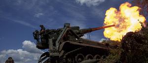 Ukrainische Soldaten der 43. Artilleriebrigade feuern mit einer Panzerhaubitze 2S7 auf russische Stellungen an der Frontlinie in der Region Donezk.