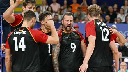 Die deutsche Volleyballnationalmannschaft feiern ihren Auftaktsieg gegen Japan.  