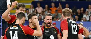 Die deutsche Volleyballnationalmannschaft feiern ihren Auftaktsieg gegen Japan.  