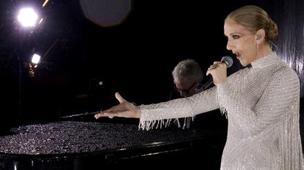 Hohe Kunst. Celine Dion singt auf dem Eiffelturm.