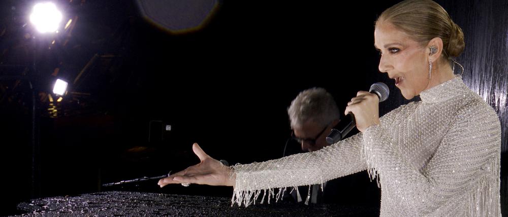 Hohe Kunst. Celine Dion singt auf dem Eiffelturm.