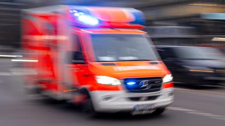 Ein Rettungswagen der Feuerwehr fährt mit Blaulicht zum Einsatz. (Symbolbild)