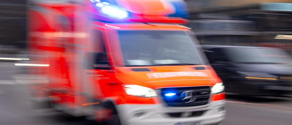 Ein Rettungswagen der Feuerwehr fährt mit Blaulicht zum Einsatz. (Symbolbild)