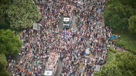 Hunderttausende Menschen dürften es erneut werden, wenn am Samstag der Christopher Street Day durch Berlin zieht. 