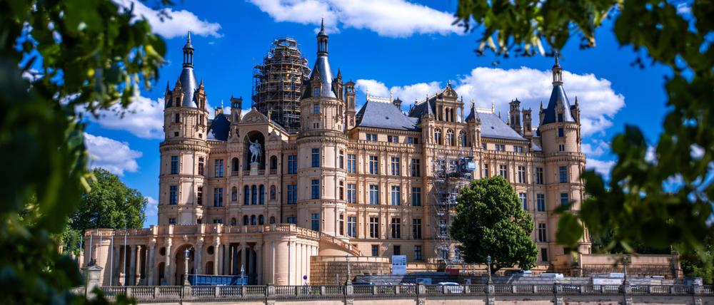 Das Schloss auf einer Insel im Schweriner See war jahrhundertelang die Residenz der mecklenburgischen Herzöge und Großherzöge und ist heute Sitz des Landtages von Mecklenburg-Vorpommern.