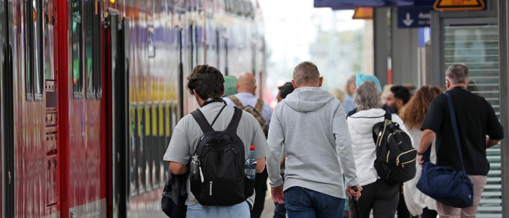 Reisende sind auf dem Rostocker Hauptbahnhof mit dem Zug angekommen.