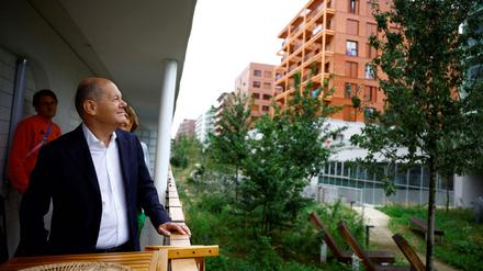 Kanzler Olaf Scholz besichtigt das Olympische Dorf in Saint-Denis.