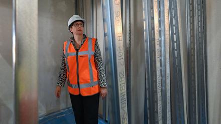 Klara Geywitz (SPD), Bundesbauministerin, besucht auf ihrer Sommerreise die Produktion des japanischen Modulbaukonzerns Daiwa House Group und steht hier in einem Rohbau einer Modulwohnung. 