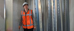 Klara Geywitz (SPD), Bundesbauministerin, besucht auf ihrer Sommerreise die Produktion des japanischen Modulbaukonzerns Daiwa House Group und steht hier in einem Rohbau einer Modulwohnung. 