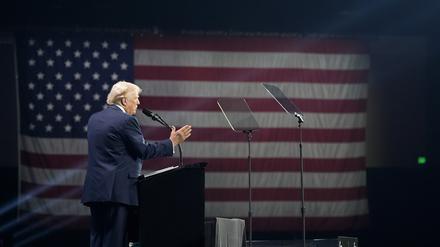 Donald Trump spricht auf dem Turning Point Believers’ Summit in West Palm Beach.