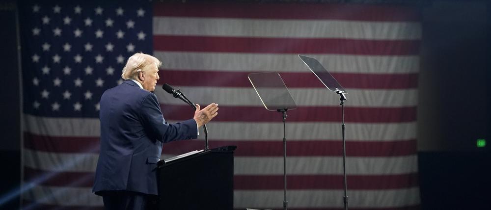 Donald Trump spricht auf dem Turning Point Believers’ Summit in West Palm Beach.