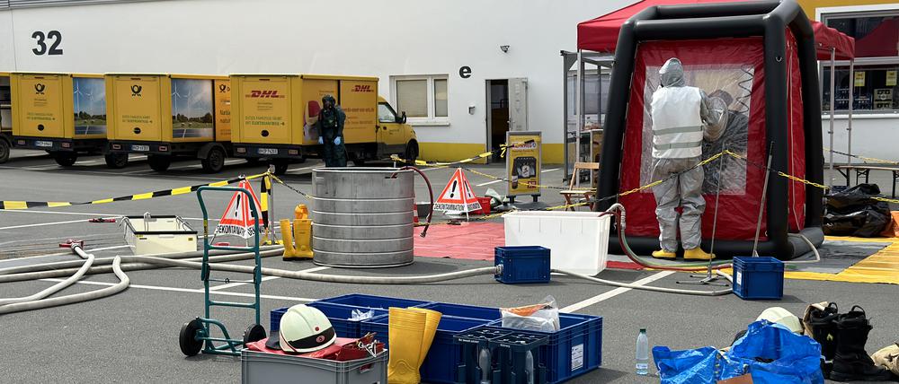 Großeinsatz beim DHL-Paketzentrum: Ein weißes Pulver entpuppte sich als Energydrink.