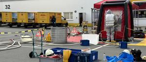 Großeinsatz beim DHL-Paketzentrum: Ein weißes Pulver entpuppte sich als Energydrink.