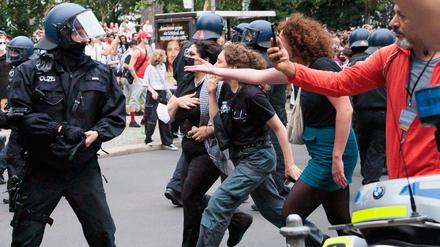 Teilnehmer der Demonstration „Queers for Palestine“ der Organisation Internationalist Queer Pride laufen am Ende der Veranstaltung auf Polizisten zu. Die Demonstration „Queers for Palestine“ fand zeitgleich mit dem CSD statt, ist von diesem aber unabhängig. 