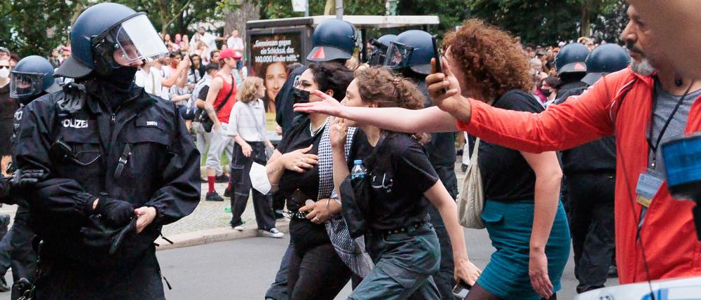 Teilnehmer der Demonstration „Queers for Palestine“ der Organisation Internationalist Queer Pride laufen am Ende der Veranstaltung auf Polizisten zu. Die Demonstration „Queers for Palestine“ fand zeitgleich mit dem CSD statt, ist von diesem aber unabhängig.