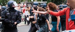 Teilnehmer der Demonstration „Queers for Palestine“ der Organisation Internationalist Queer Pride laufen am Ende der Veranstaltung auf Polizisten zu. Die Demonstration „Queers for Palestine“ fand zeitgleich mit dem CSD statt, ist von diesem aber unabhängig. 