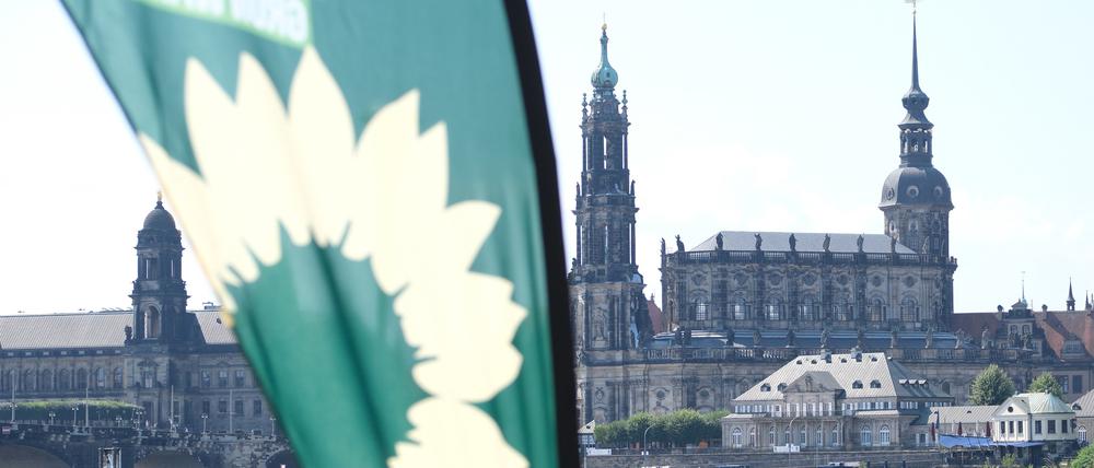 Das Logo von Bündnis 90/Die Grünen auf einer Fahne bei einer Wahlkampfveranstaltung vor der Dresdner Altstadt. Anlass war der Wahlkampfauftakt der Partei zur  Landtagswahl 2024.