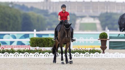 Jessica von Bredow-Werndl bei einem Trainingsritt vor dem Schloss Versailles.